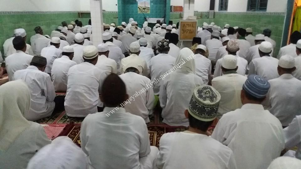 Tampak Jama'ah SITQON Surabaya mengikuti kegiatan Tawajjuh yang dipimpin oleh Al-Mursyidul Kamil Al-Arif Billah Hadrotus Syeikh KH. R. Ahmad Ja'far Abd. Wahid Qs.