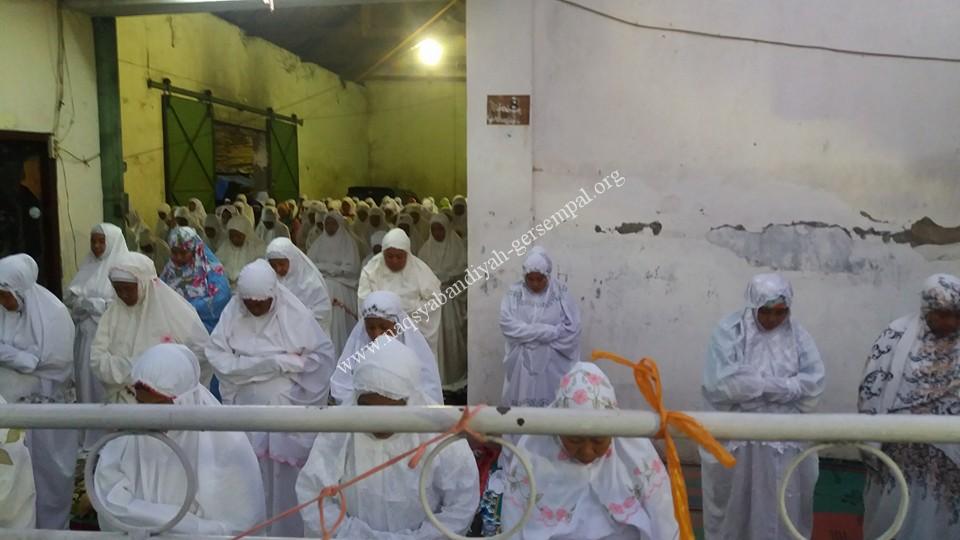 Akhowat Naqsyabandiyah Gersempal sedang mengikuti Sholat Berjema'ah