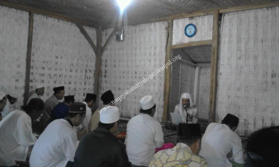 Tampak KH. Abdul Ghofur Mughits Hudzaifah memimpin kegiatan Istihotsah SITQON