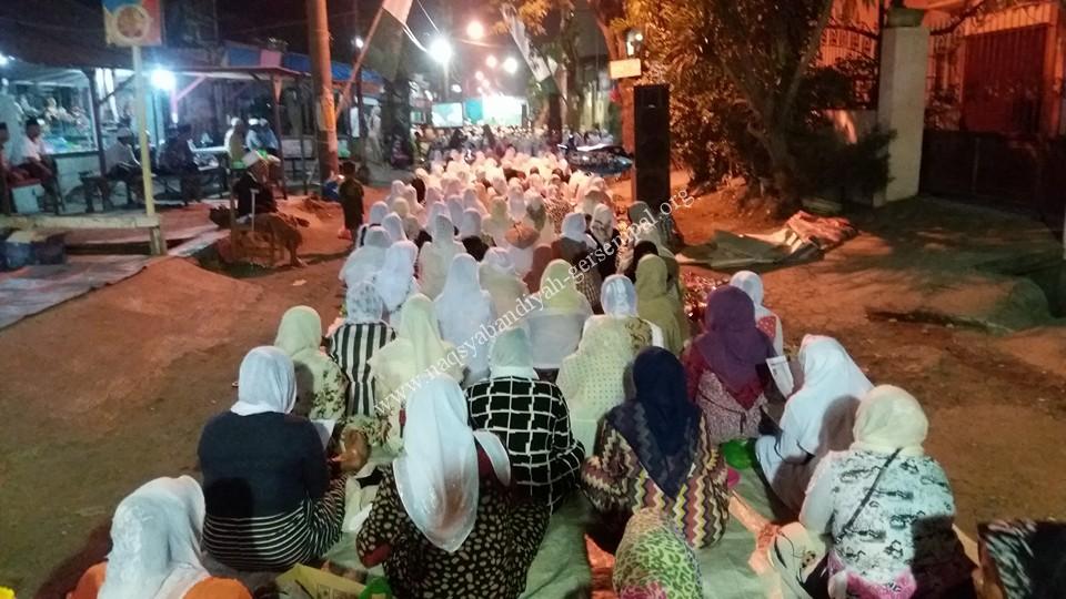 Tampak Jama'ah Khusuk mengikuti kegiatan Istighotsah di Jl. Tenggumung Weta Surabaya