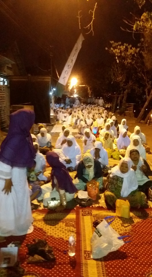 Jama'ah yang datang dari berbagai tempat di wilayah Surabaya, memadati Tambak Wedi