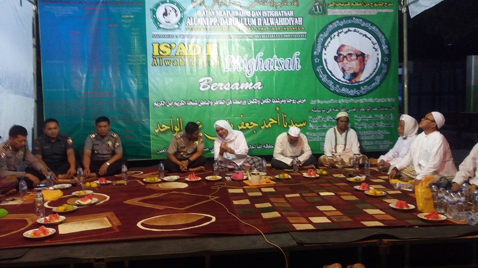 Tampak Pembina/Penasehat SITQON, Hadrotus Syeikh KH. R. Ahmad Ja'far Abd. Wahid sedang berbincang-bincang dengan Kapolsek Kenjeran Surabaya AKP. Faisol Amir