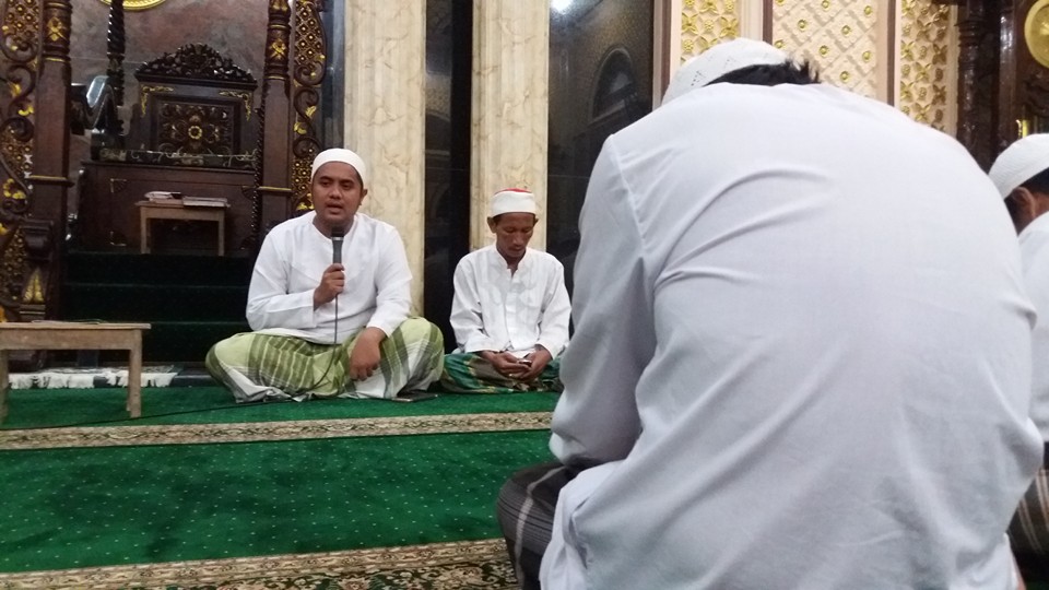 KH. R. Saifullah Ja'far menyampaikan Pengajian di hadapan Jama'ah SITQON Bangkalan