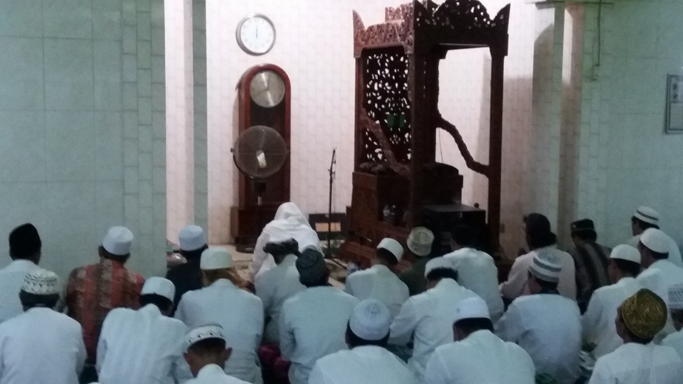 Tampak Hadratu Al-Murobbi Sayyidina Ahmad Ja'far Abdul Wahid QS. memimpin kegiatan Dzikir Bersama Khotmil Khwajagan Thoriqoh Naqsyabandiyah Gersempal