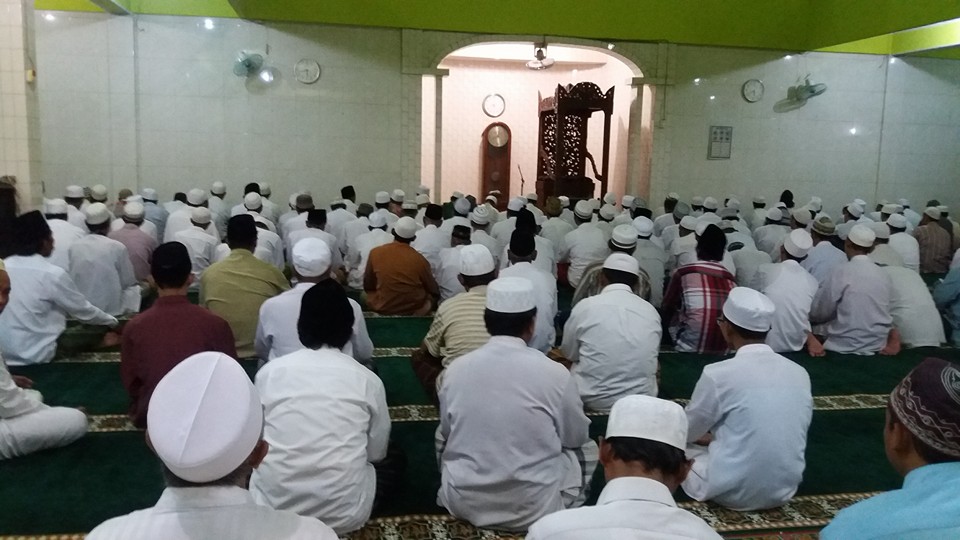 Ikhwan Thoriqoh Naqsyabandiyah Gersempal mengikuti Dzikir bersama "Khotmil Khwajagan" di Masjid Jamik Dupak Surabaya