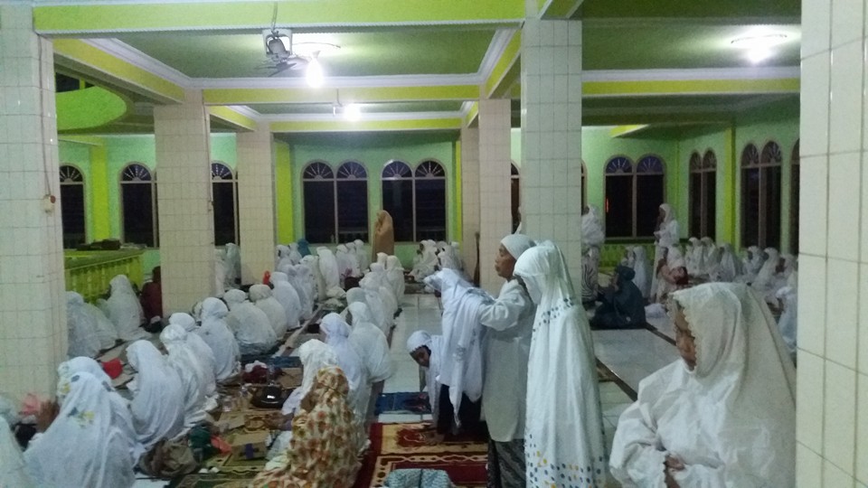 Akhowat Naqsyabandiyah Gersempal mengikuti Dzikir bersama "Khotmil Khwajagan" di Masjik Jamik Dupak Surabaya