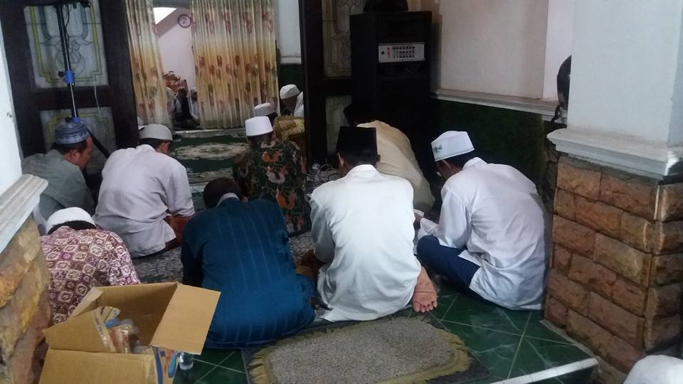 Tampak Jama'ah SITQON Surabaya mengikuti pengajian Kitab An-Ni'am fi Nadhmil Hikam