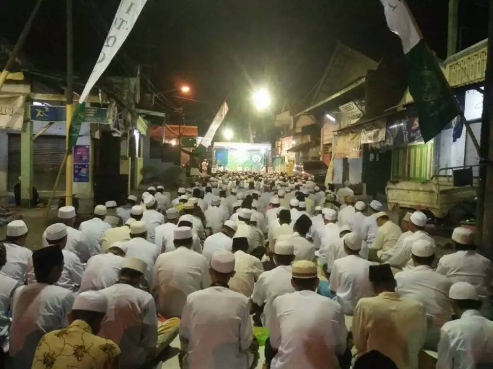 Ribuan jama'ah IS'AD II Al-Wahidiyah dan SITQON Surabaya mengikuti dzikir bersama di Jl. Bulak Jaya
