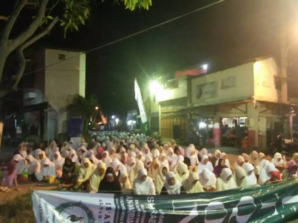 Jl. Bulak Jaya Surabaya di penuhi oleh Jama'ah IS'AD II Al-Wahidiyah dan SITQON Surabaya