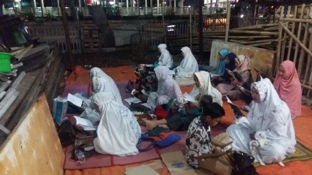 Jama'ah membaca Istighotsah dan Sholawat Tawassuliyah