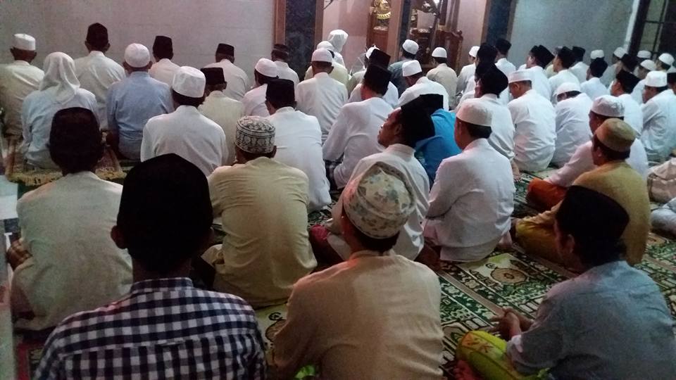 Tampak Jama'ah SITQON Bangkalan berdzikir bersama Mursyid Thoriqoh Naqsyabandiyah Gersempal Hadrotul Murobby Sayyidina Ahmad Ja'far Abd. Wahid Qs.