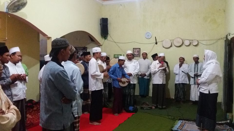 Tampak Jama'ah SITQON Lumajang membaca Sholawat