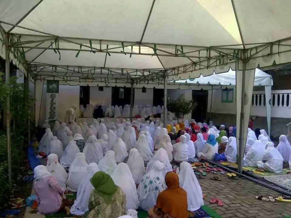 Tampak jama'ah SITQON Karay Ganding Sumenep mengikuti Haul Masyayikh Thoriqoh Naqsyabandiyah Gersempal di PP. As-Salafiyah