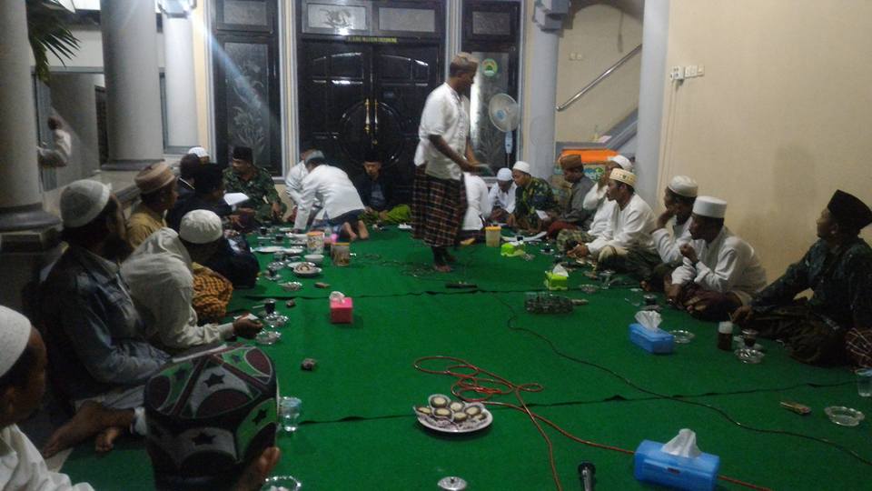 Tampak panitia bermusyawarah mematangkan persiapan haul akbar