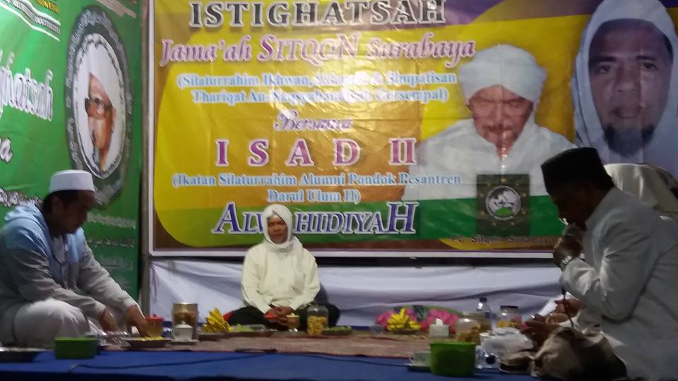 Tampak Pengasuh PP. Darul Ulum II Al-Wahidiyah Gersempal Omben Sampang, Hadrotus Syeikh KH. R. Ahmad Ja'far Abd. Wahid, bersama putranya yakni KH. R. Saifullah Ja'far