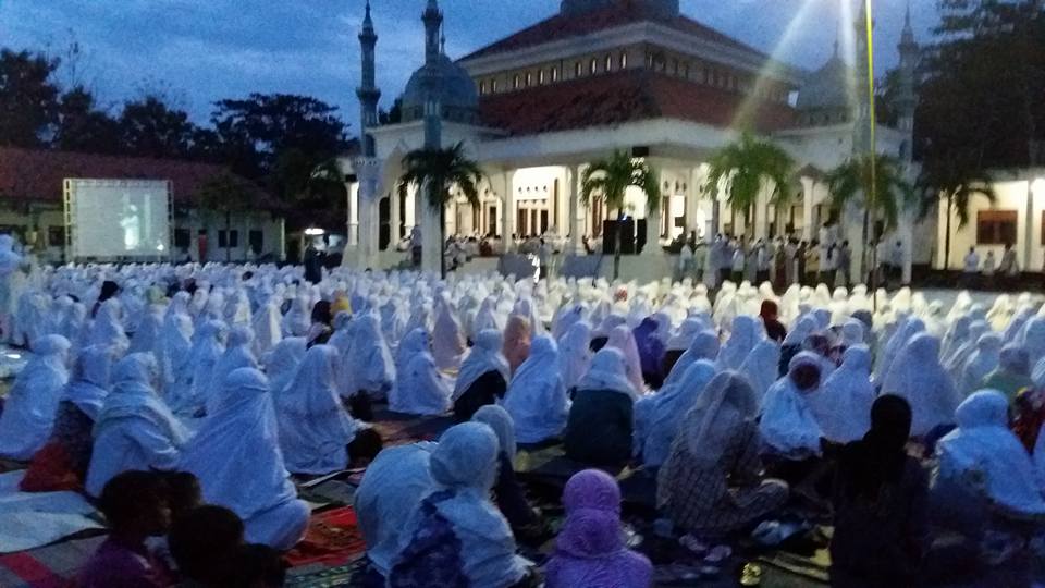 Tampak Jama'ah SITQON tumpah ruah di PP. Darul Ulum II Al-Wahidiyah Gersempal Omben Sampang