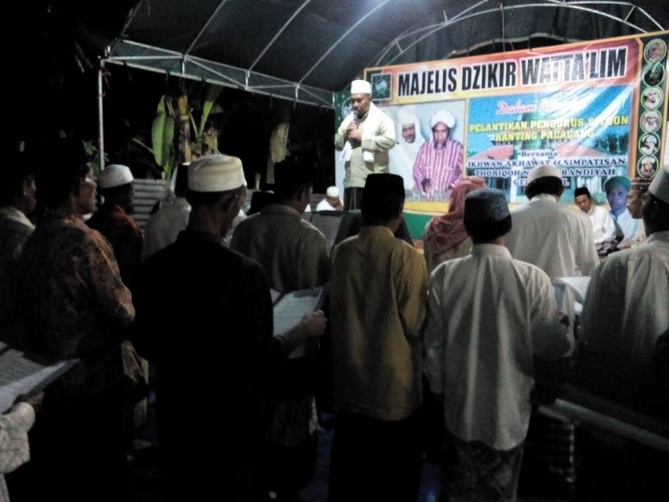 Tampak Dr. KH. M. Sahibuddin, SH., M.Pd melantik para Pengurus SITQON Ranting Palalang Pakong Pamekasan