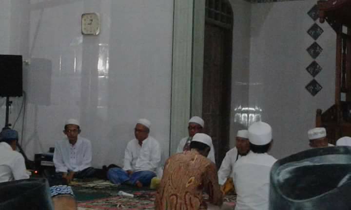 Tampak KH. Nuruddin Jc, Sekretaris Umum SITQON Pusat menyampaikan sambutan dihadapan jama'ah