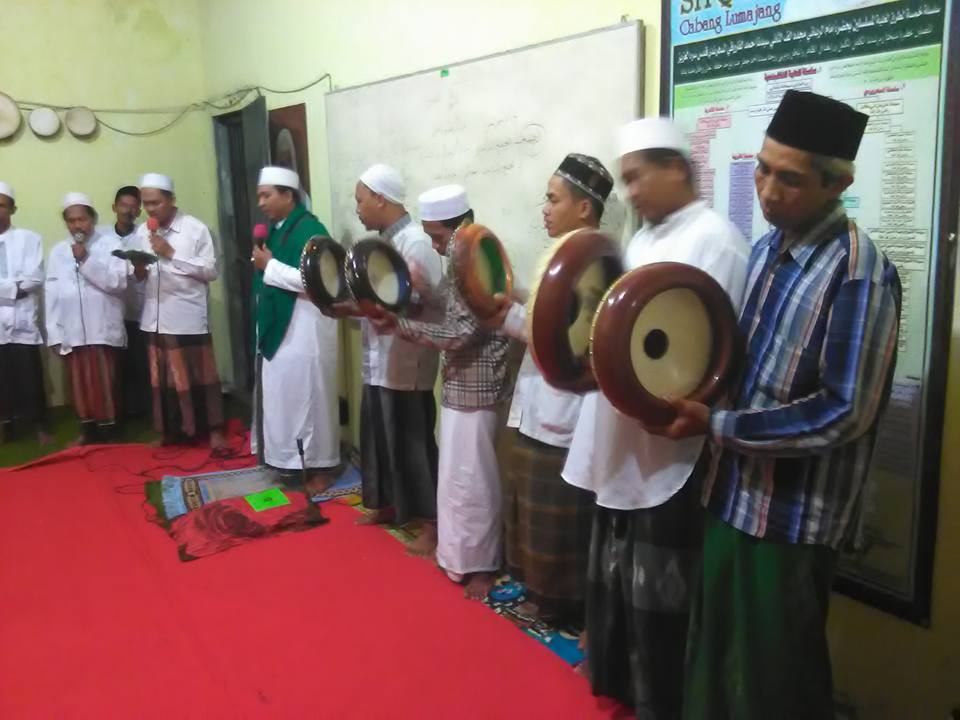 Tampak Jama'ah sedang membaca sholawat di Madin Ibrahimiyah Kota Lumajang