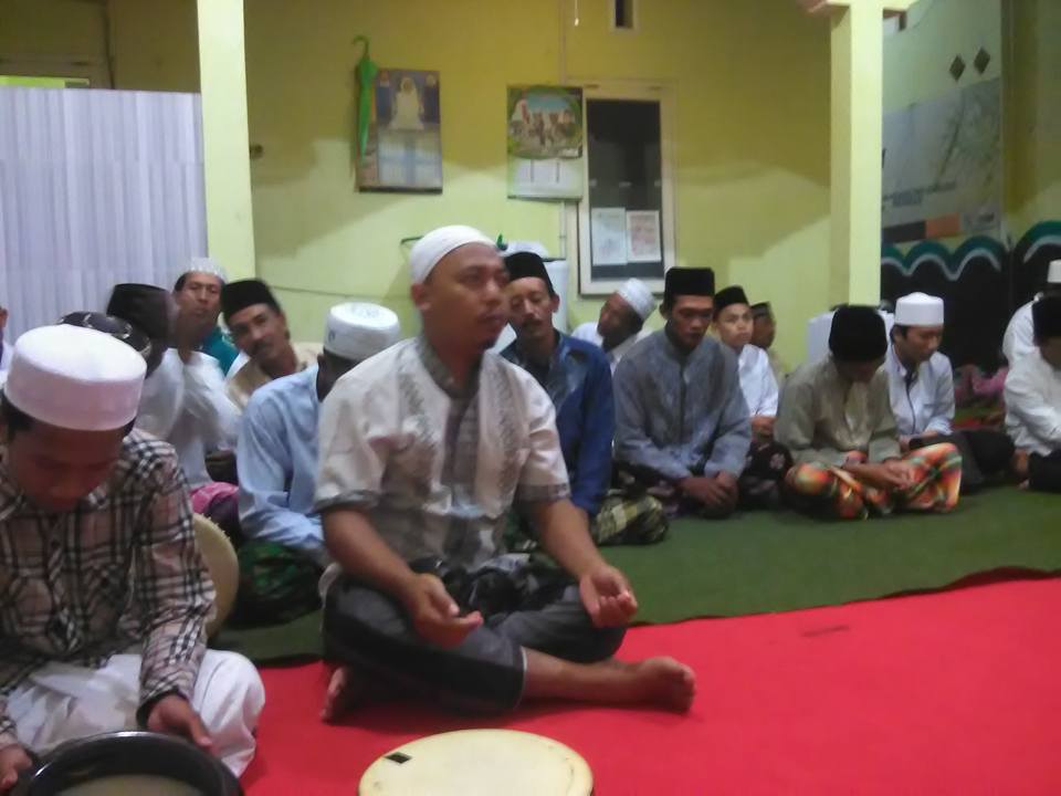 Jama'ah SITQON Lumajang, sedang mengikuti dzikir bersama Khotmil Khwajagan Naqsyabandiyah Gersempal