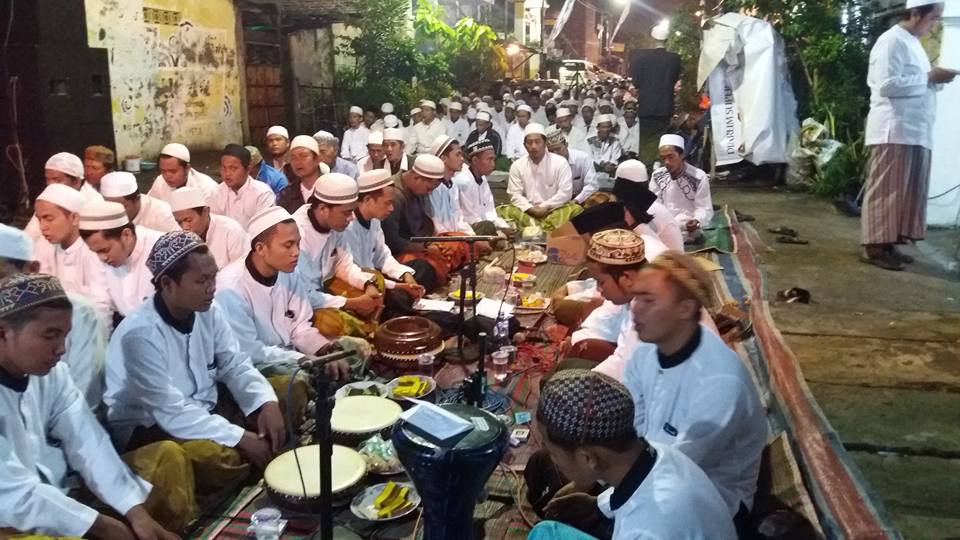 Jama'ah SITQON Surabaya mengikuti perayaan Maulid Nabi SAW di Jl. Bulak Banteng