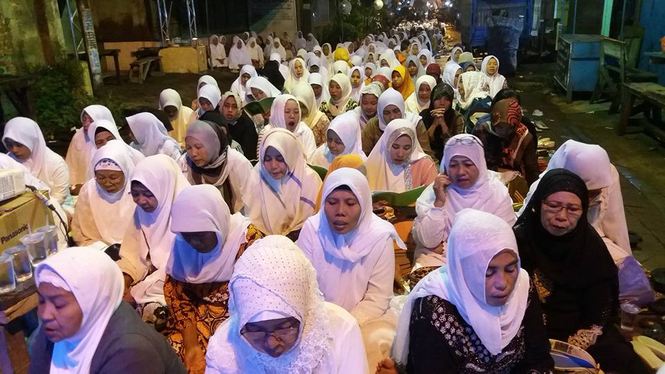Tampak Jama'ah SITQON Surabaya khusu' mengikuti kegiatan
