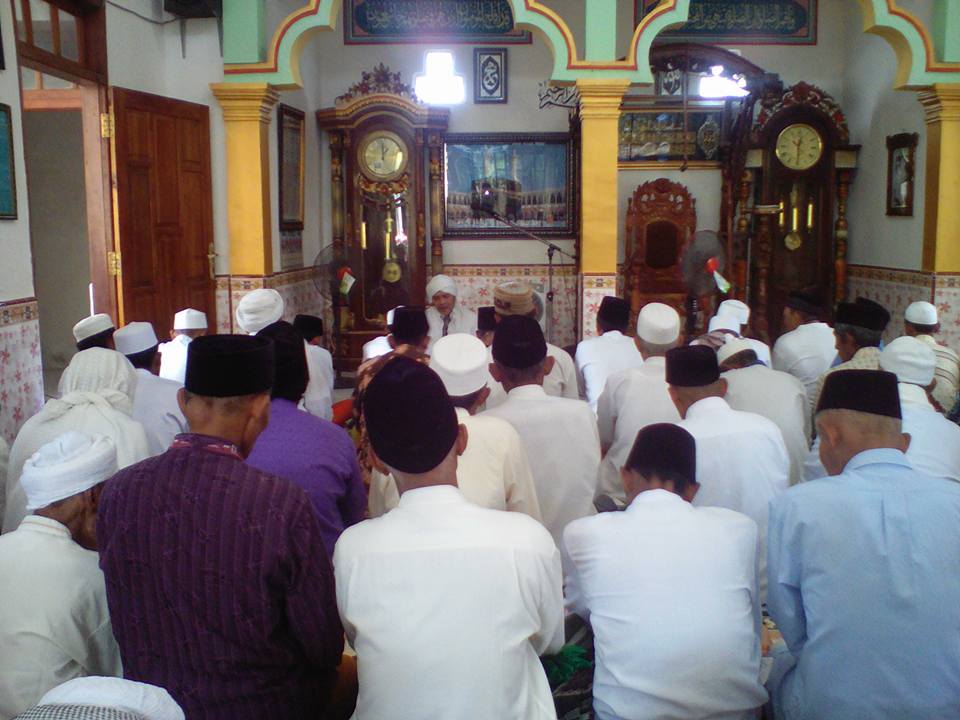 Tampak Al-Mursyid Al-Kamil Al-Arif Billah Sayyidina Ahmad Ja'far Abd. Wahid Qs. memimpin kegiatan Haul Masyayikh Thoriqoh Naqshabandi