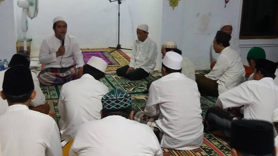 Tampak Hujjatun Naqsyabandiyah Gersempal Syaikhinal Karim KH. R. Saifullah Ja'far menyampaikan materi Pengajian SITQON dihadapan Jama'ah SITQON Jangkar Tanah Merah Bangkalan
