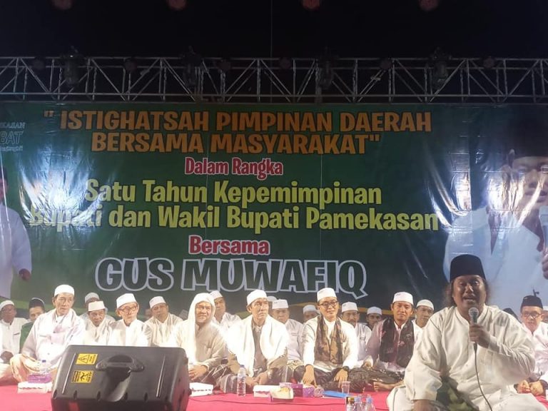 Jama’ah SITQON ngaji bareng bersama Gus Muwafiq di Pendopo